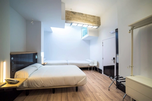 Fotografía de la habitación familiar con dos camas dobles y una individual